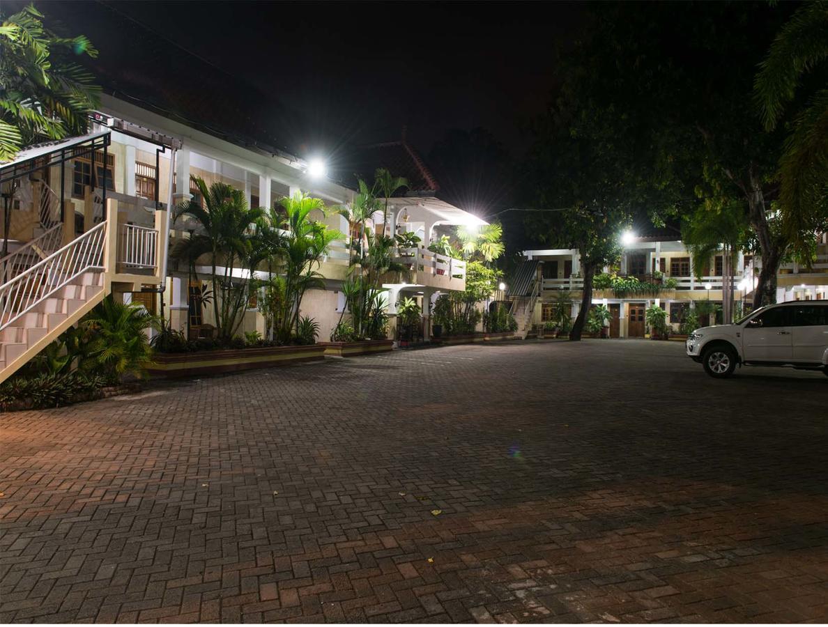 Hotel Wisma Djaja Syariah Bojonegoro Buitenkant foto